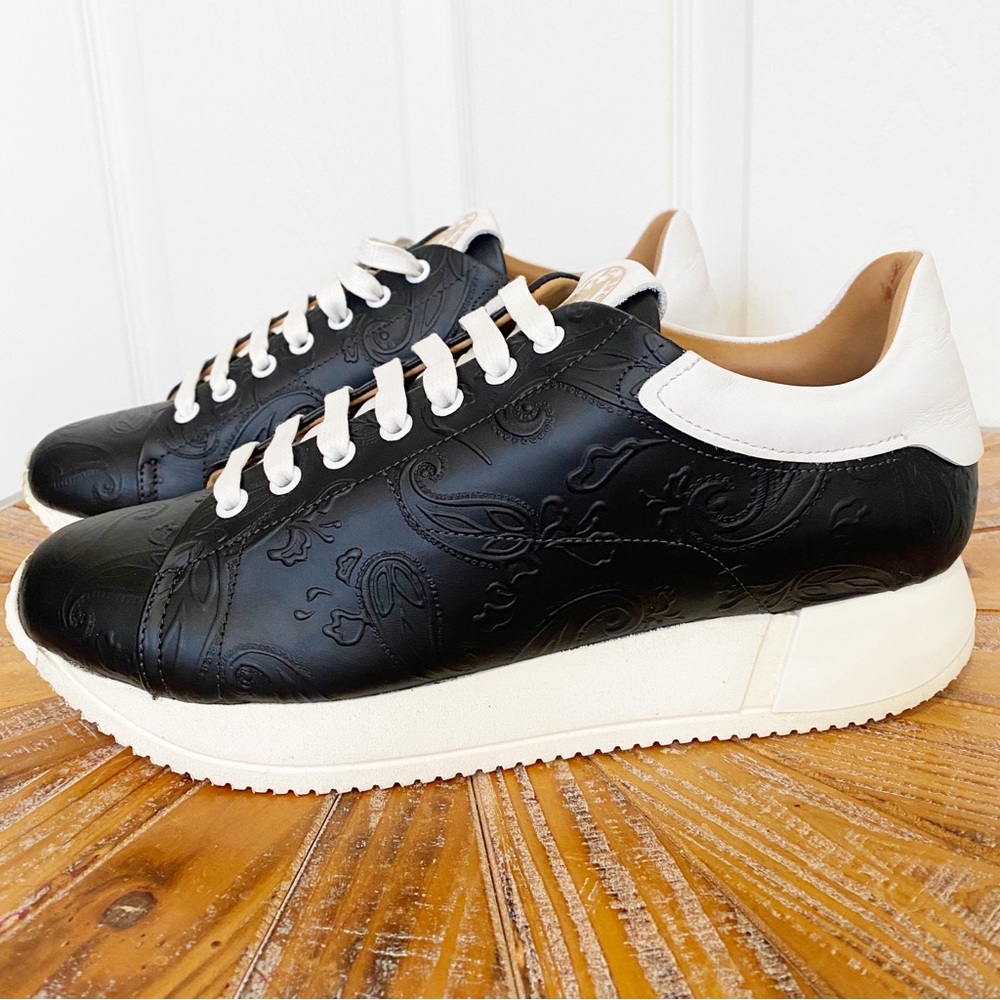 NWT EsseutEsse Women’s Black and White Embossed Genuine Leather Sneakers Size 10